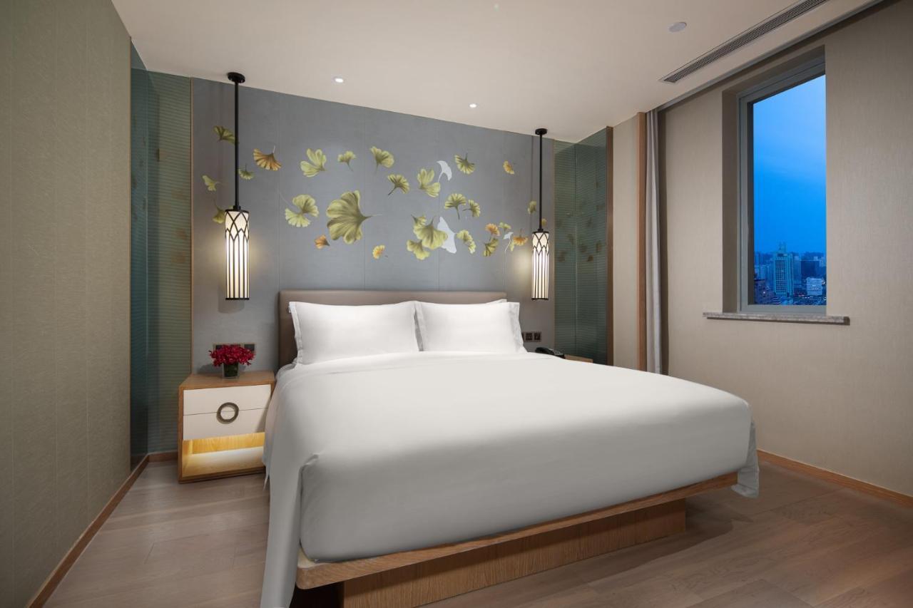 Crowne Plaza Shanghai Nanjing Road By Ihg Exterior photo Deluxe Suite