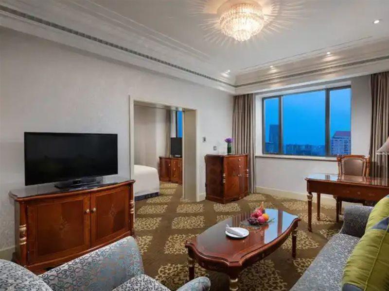 Crowne Plaza Shanghai Nanjing Road By Ihg Exterior photo A suite at the hotel